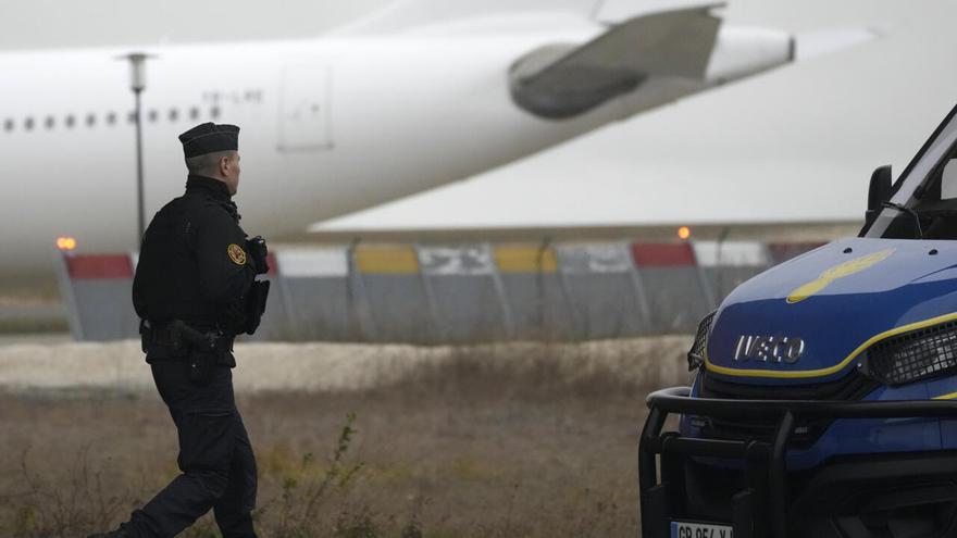 Francia libera un avión con 303 pasajeros indios tras retenerlo por presunto tráfico de personas