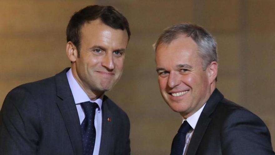 Emmanuel Macron (i.) da la bienvenida a Francois de Rugy (d.).