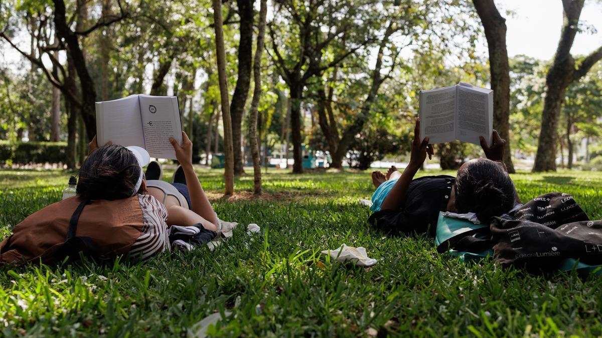 Más de un tercio de españoles sigue sin leer nunca, según el Barómetro de Lectura.