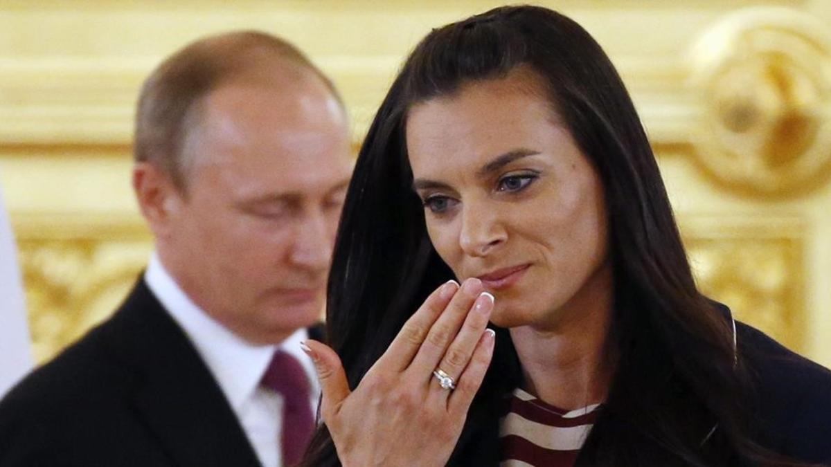 Isinbayeva, delante de Putin, en el acto de despedida del equipo olímpico.