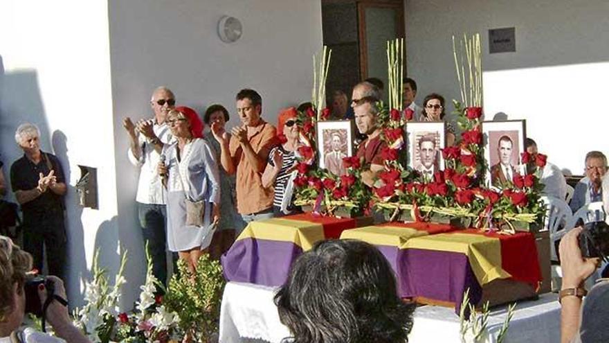 Los restos de los tres asesinados fueron devueltos a Maria en una emotiva ceremonia.