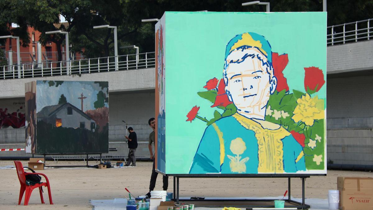 Los artistas muralistas que participan del proyecto de arte urbano 'Paisajes cúbicos' en el parque de la Trinitat por la Mercè 2024