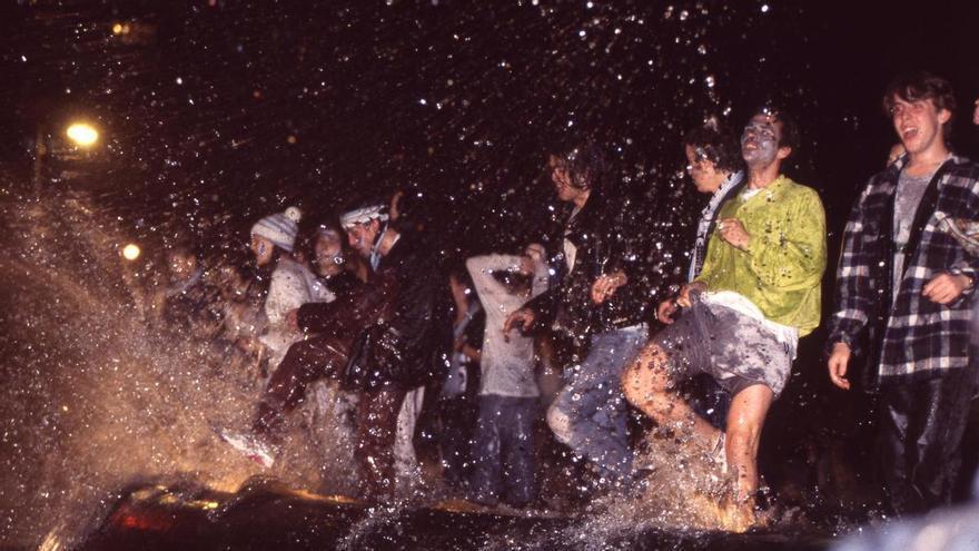La noche de fiesta del celtismo tras perder la final del Calderón: «Si no hemos podido traer la Copa, por lo menos nos la bebemos»