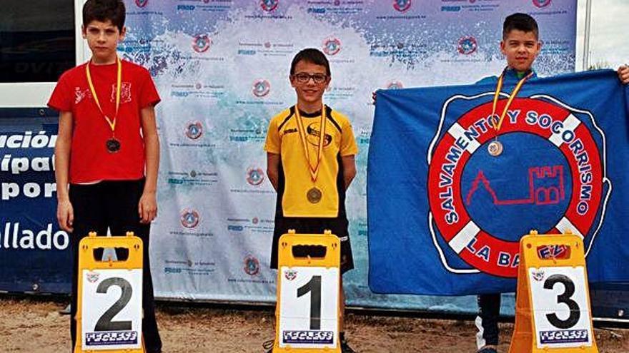 Iván Martín, del Dragones Caja Rural, en el primer puesto del podio de banderas alevín masculino.