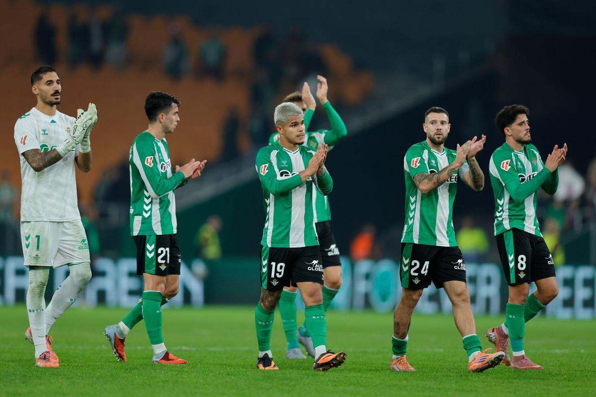 Real Betis players applaud the fans after the end of the Spanish La Liga soccer match between Real Betis and Barcelona in Seville, Spain, Saturday, Dec. 6, 2025. (AP Phot/Manu Reino)