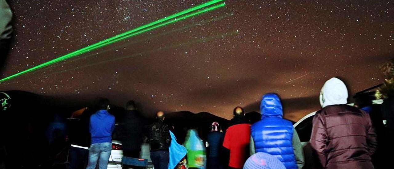 Actividad del programa “Allande Stars”, el pasado agosto, con público observando las estrellas señaladas con punteros láser. Xuan González