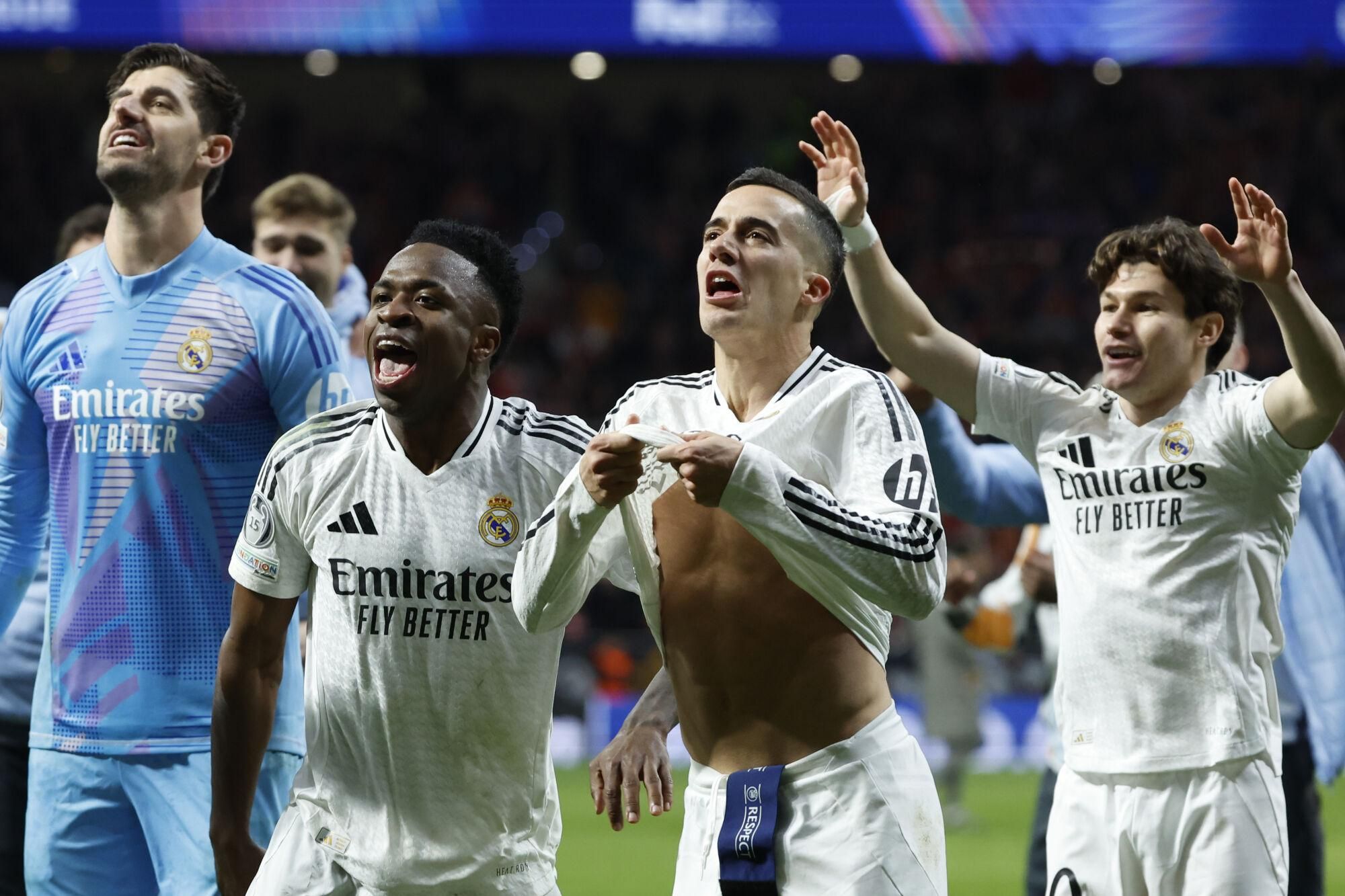 MADRID, 12703/2025.- Los jugadores del Real Madrid celebran su pase a cuartos tras derrotar en la tanda de penaltis al Atlético de Madrid en el encuentro de vuelta de los octavos de final de la Liga de Campeones que han disptuado este miércoles en el estadio Metropolitano. EFE/Juanjo Martín