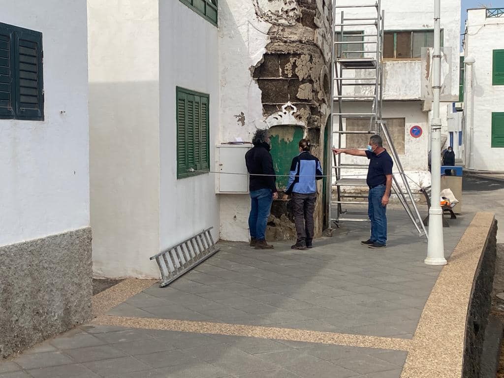 Recogida de muestras de la fachada de la casa modernista de Famara por parte de Patrimonio del Gobierno de Canarias