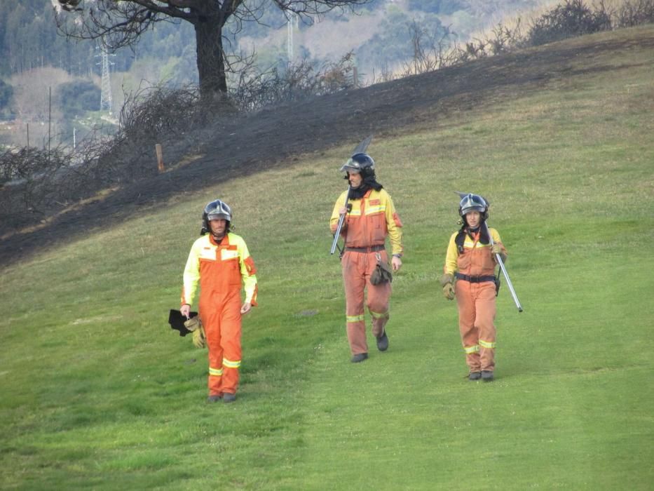 Incendio en las inmediaciones del campo de golf de Llanes