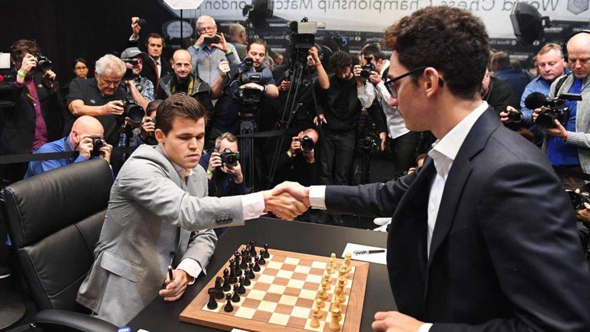 Caruana saluda a Carlsen antes de la partida
