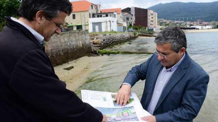 El regidor supervisa los planos del paseo marítimo de A Seara con técnicos de Lagares OK.  // G.N.