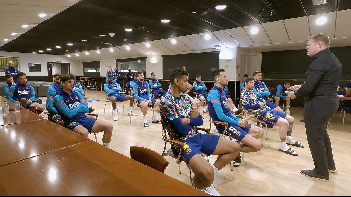 Captura o frame  del vídeo documental sobre el Barça, de Koeman de entrenador con jugadores