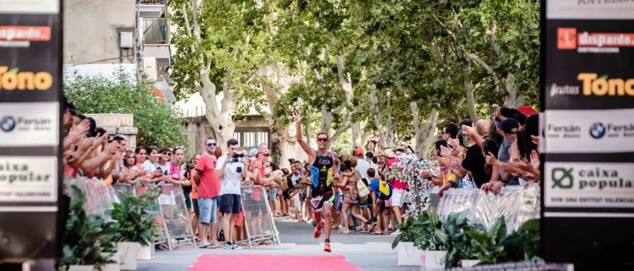 Llegada del ganador en la última edición del Triatló en 2019. | LEVANTE-EMV