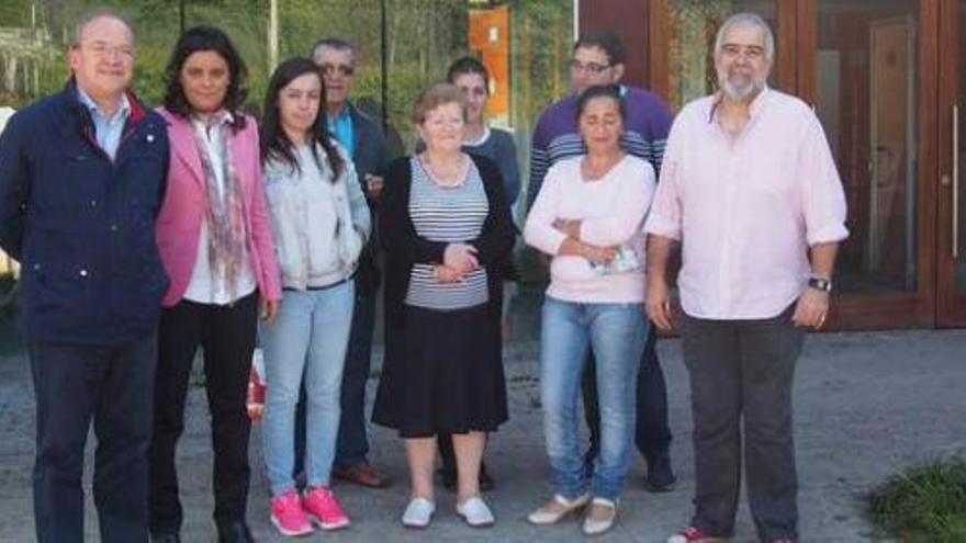 Por la izquierda: Cuervas Mons, Polledo, Emma García, Víctor Fernández, Manoli González, Arantxa Serrano, José Helguera, Josefina Santiago y Nel Ánxel Palacio, a las puertas del centro de la madera. f. torre