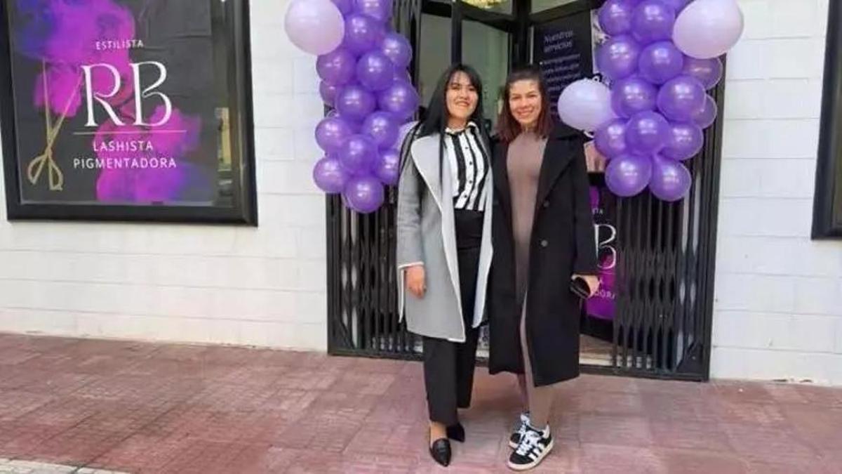 Rency Bracho, junto a su hermana el día que inauguraron su segunda tienda en la calle Sánchez Manzano de Cáceres.