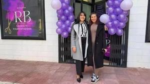 Rency Bracho, junto a su hermana el día que inauguraron su segunda tienda en la calle Sánchez Manzano de Cáceres.