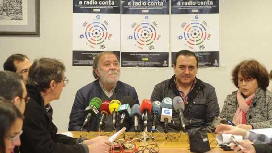 Moncho Viñas, conductor del programa, y José Fernández Pernas, fundador de Renacer, ayer, en la presentación de &#039;A radio conta&#039;. / carlos pardellas