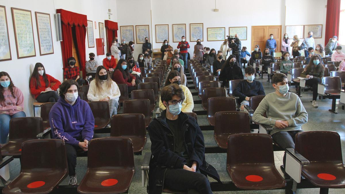 Estudiantes del club de letras del IES 12 de Outubro en el encuentro con Espido Freire.