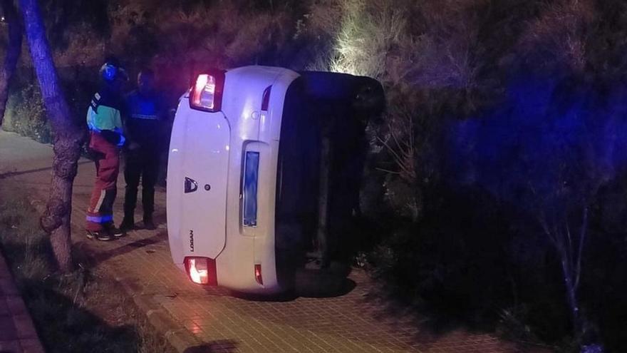 Un coche vuelca en Las Palmas de Gran Canaria al quedarse sin freno de mano. | Twitter Policía Local LPGC