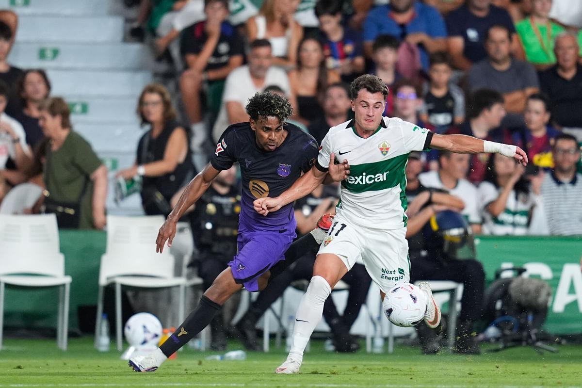 Lamine Yamal of FC Barcelona and German Valera of Elche CF compete for the ball during the Spanish League, LaLiga EA Sports, football match played between Elche CF and FC Barcelona at Estadio Manuel Martinez Valero on August 23, 2026, in Elche, Spain. AFP7 23/08/2026 ONLY FOR USE IN SPAIN. Dennis Agyeman / AFP7 / Europa Press;2026;SOCCER;SPAIN;SPORT;ZSOCCER;ZSPORT;Elche CF v FC Barcelona - LaLiga EA Sports
