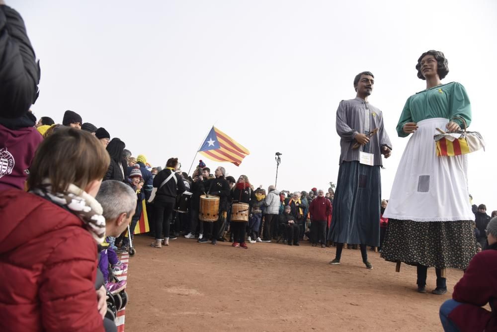 Lledoners s'omple de gegants i gegantons en una trobada inèdita