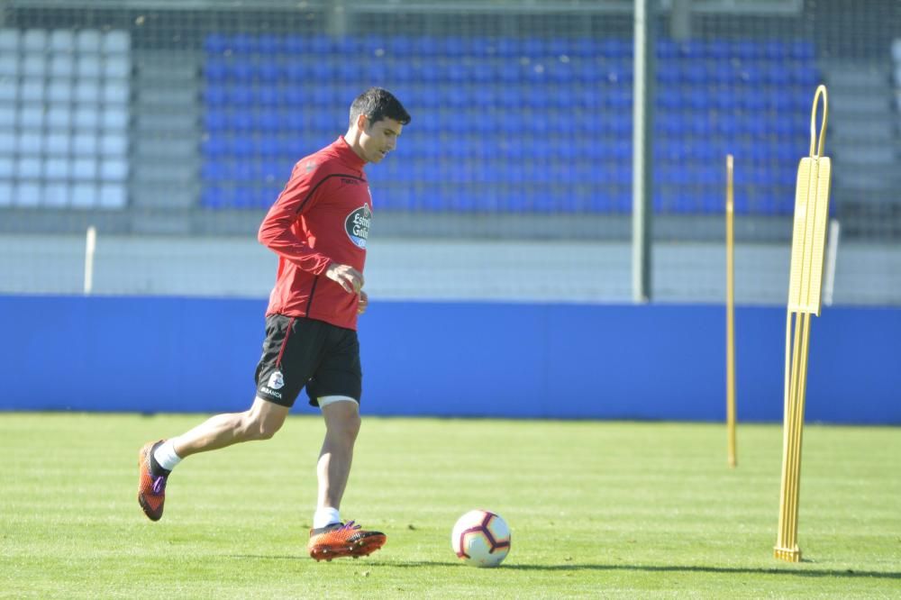 Natxo González programó una sesión con circuito físico, ejercicios tácticos y acciones a balón parado en el penúltimo entrenamiento antes de recibir al Elche en Riazor.