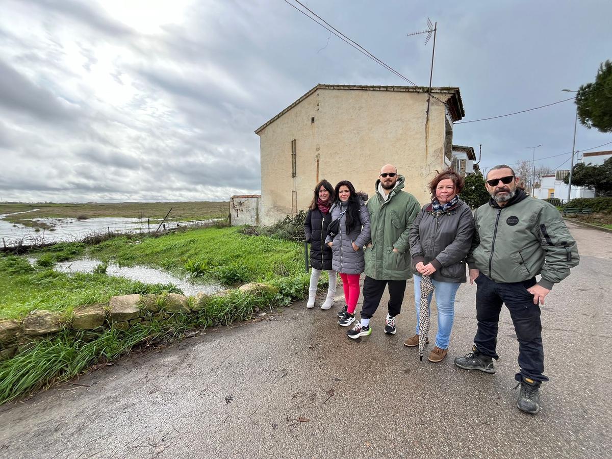 La portavoz Consuelo López con miembros de la Plataforma Villa Hispana Gertrudis.