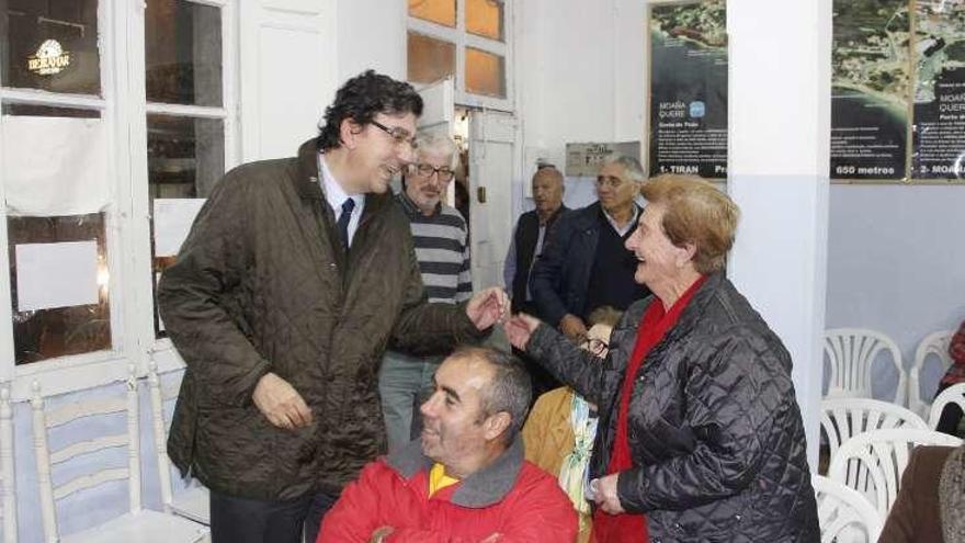 López Chaves saluda a una mujer a su llegada. // Santos Álvarez