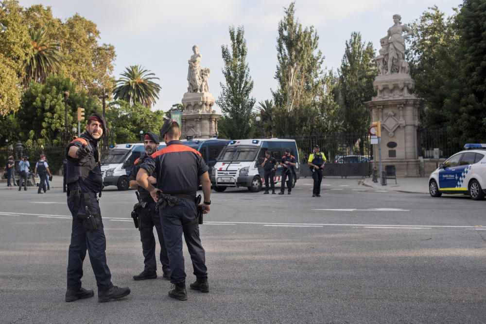 Mossos d''Esquadra desplegats al Parc de la Ciutadella, prop del Parlament
