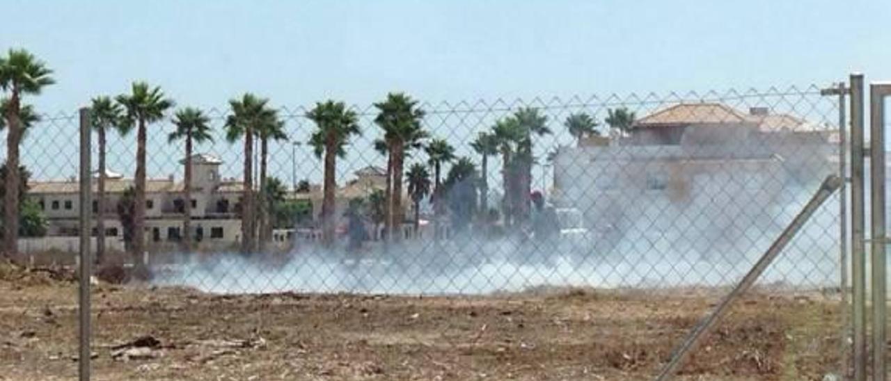 El Ayuntamiento se deshace de las podas quemándolas en un solar frente a viviendas