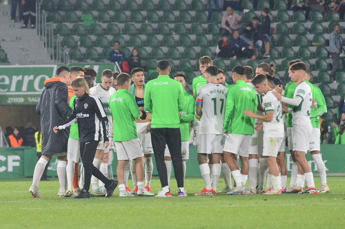 Los jugadores del Elche y Beccacece, tras la derrota del pasado viernes frente al Oviedo