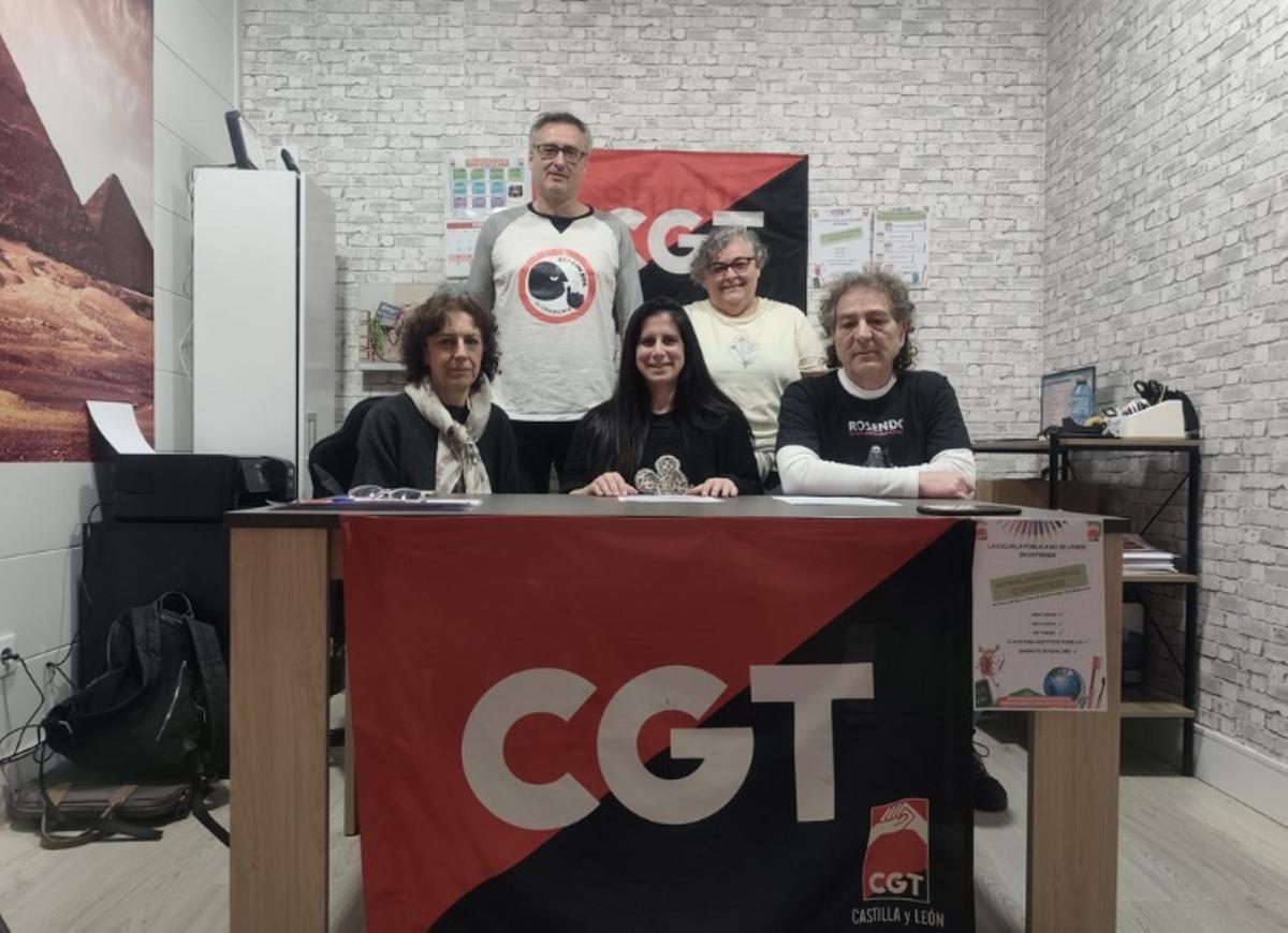 Miembros de CGT antes de la rueda de prensa