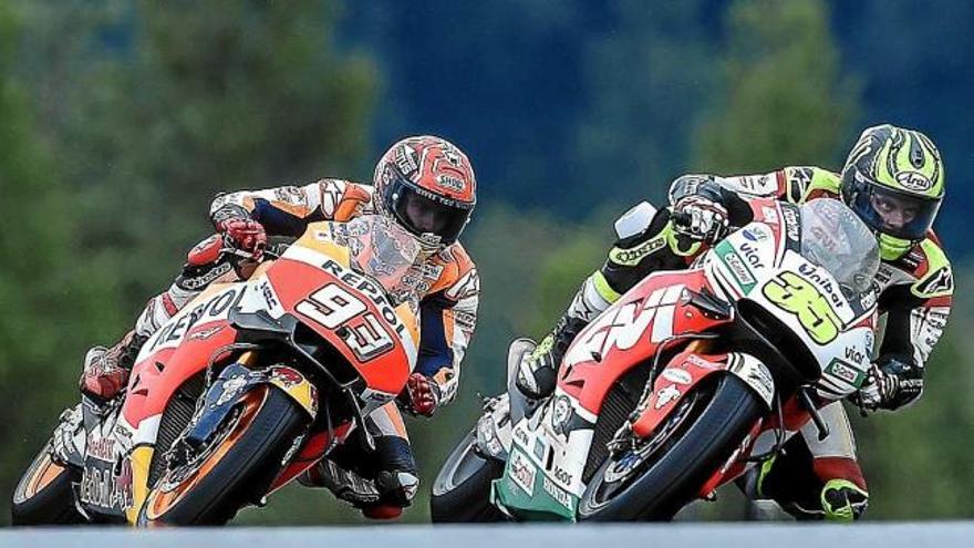 Cal Crutchlow (35) en un duel amb Marc Márquez (93) en la cursa d&#039;ahir a la República Txeca