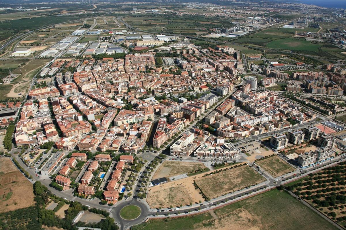 Vila-seca, completamente rodeada por infraestructuras principales, como la AP-7 y la A-7.