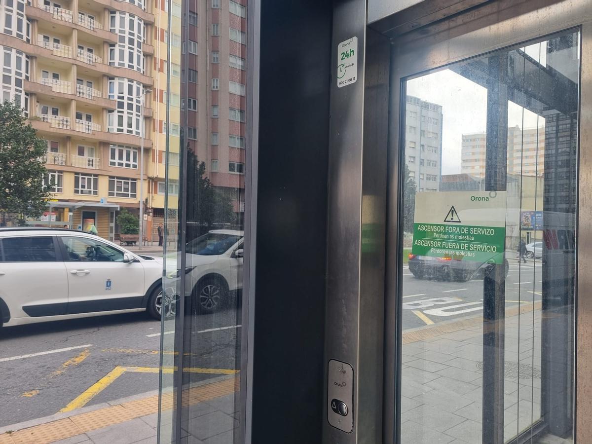 Cartel de ascensor fuera de servicio