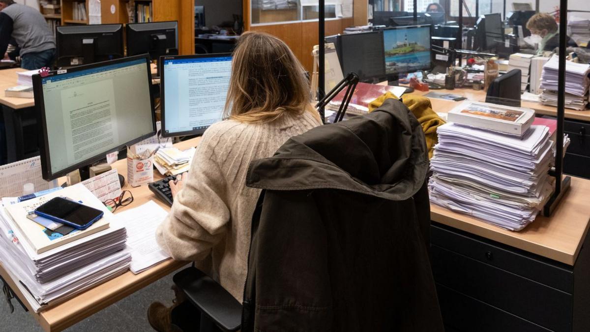 Una empleada pública en su puesto de trabajo en las instalaciones de la Xunta.