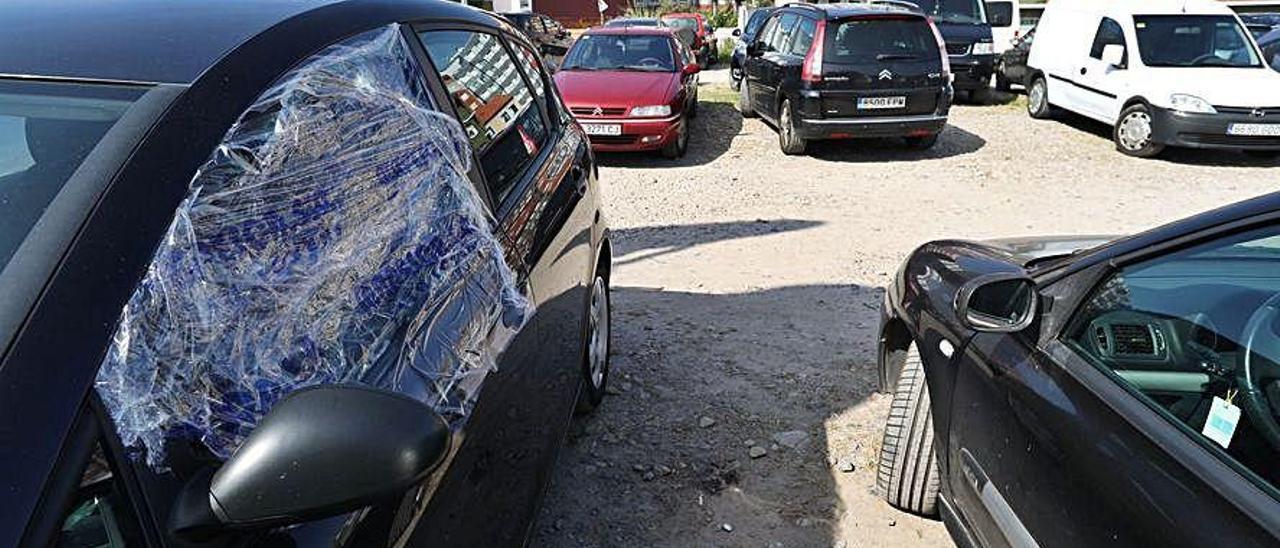 Un coche con el cristal de la ventanilla fracturado.