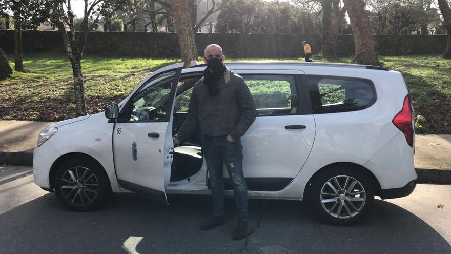 El taxista Sofiane Mahi, ayer en Castrelos. / C. P.