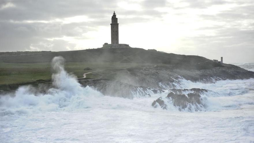 La Torre de Hércules un día de nubes y claros.