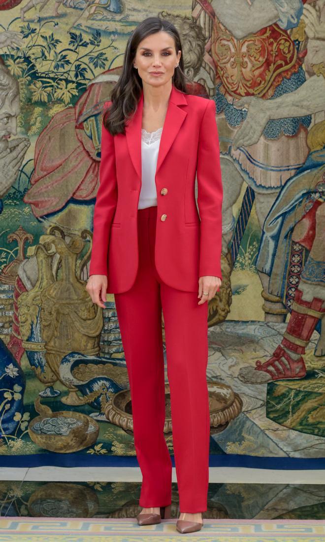 La reina Letizia estrena traje rosa