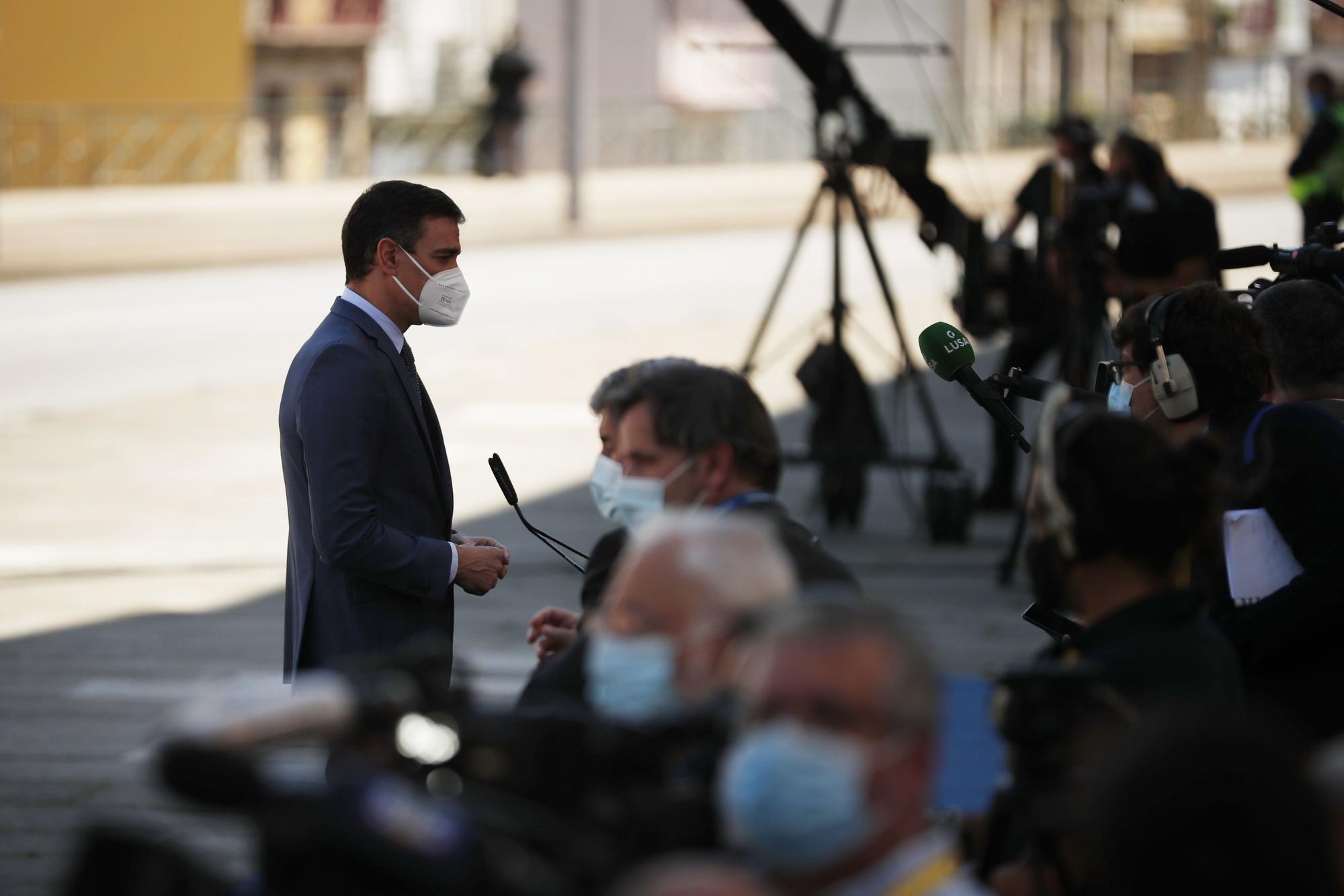 El presidente del Gobierno, Pedro Sánchez, atiende a los medios a su llegada a la Cumbre Social de la UE en Oporto (Portugal), el pasado 7 de mayo de 2021.