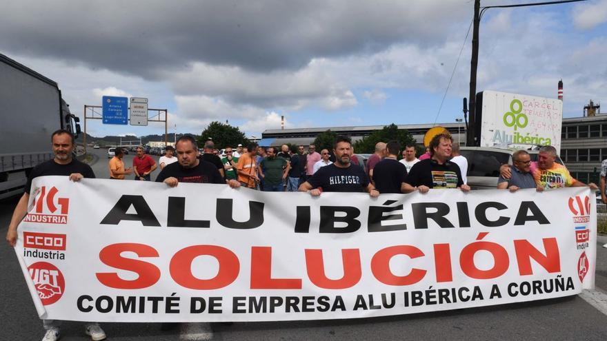 Trabajadores de Alu Ibérica, que el año pasado cobraron del Fogasa, en una manifestación.