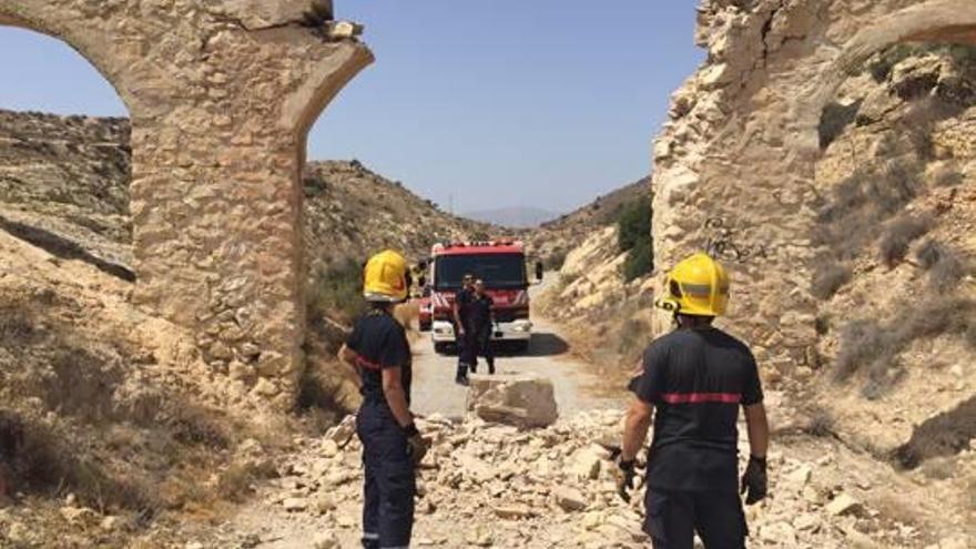 Un vehículo pesado derriba un acueducto de riego de los años 50 en el barranco del Grifo