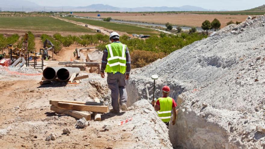 Operarios de Redexis instalan redes de gas en Guadix, en Granada.