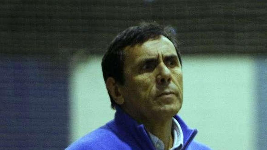 El hasta ayer entrenador del Amfiv Julio Bernárdez. // Marta G. Brea