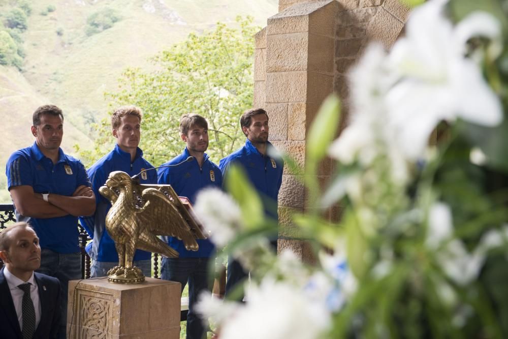 El Real Oviedo realiza la ofrenda floral a la Virgen de Covadonga