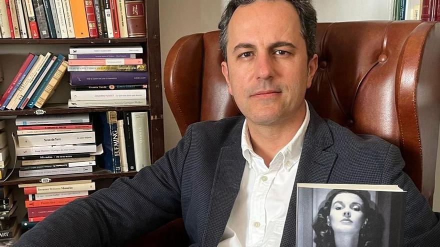 Rafael G. Maldonado, posando con un ejemplar de «Bárbara Gunz».