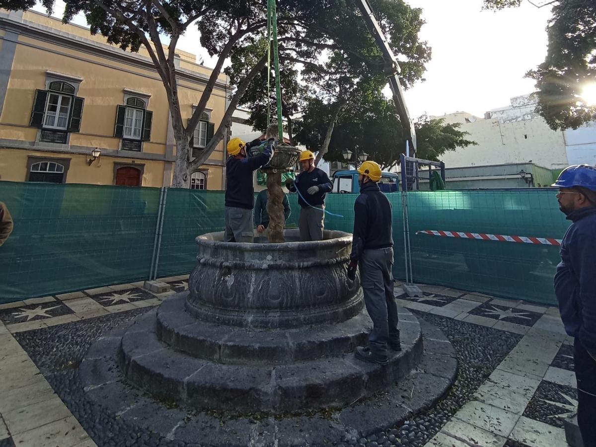 Trabajadores retiran la fuente de la plaza Santo Domingo para su restauración.