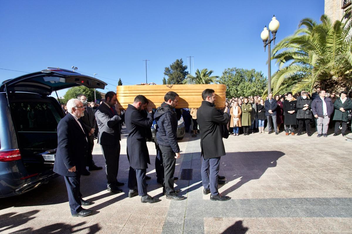 Los hijos varones de José Luis Mendoza introducen el ataúd con sus restos mortales en el templo de Los Jerónimos