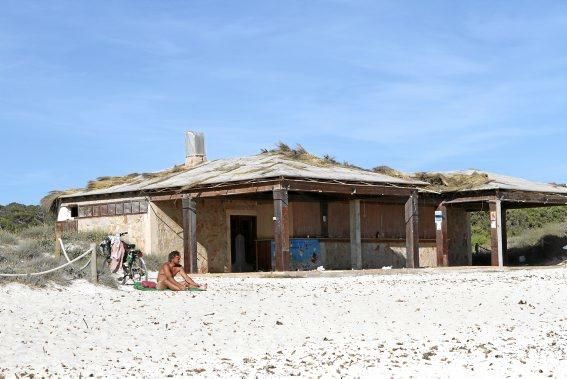 Die Betreiber der Chiringuitos sorgten für Ordnung, Struktur und Sauberkeit. Kurz vor ihrem Abriss verwahrlost der Traumstrand immer mehr.